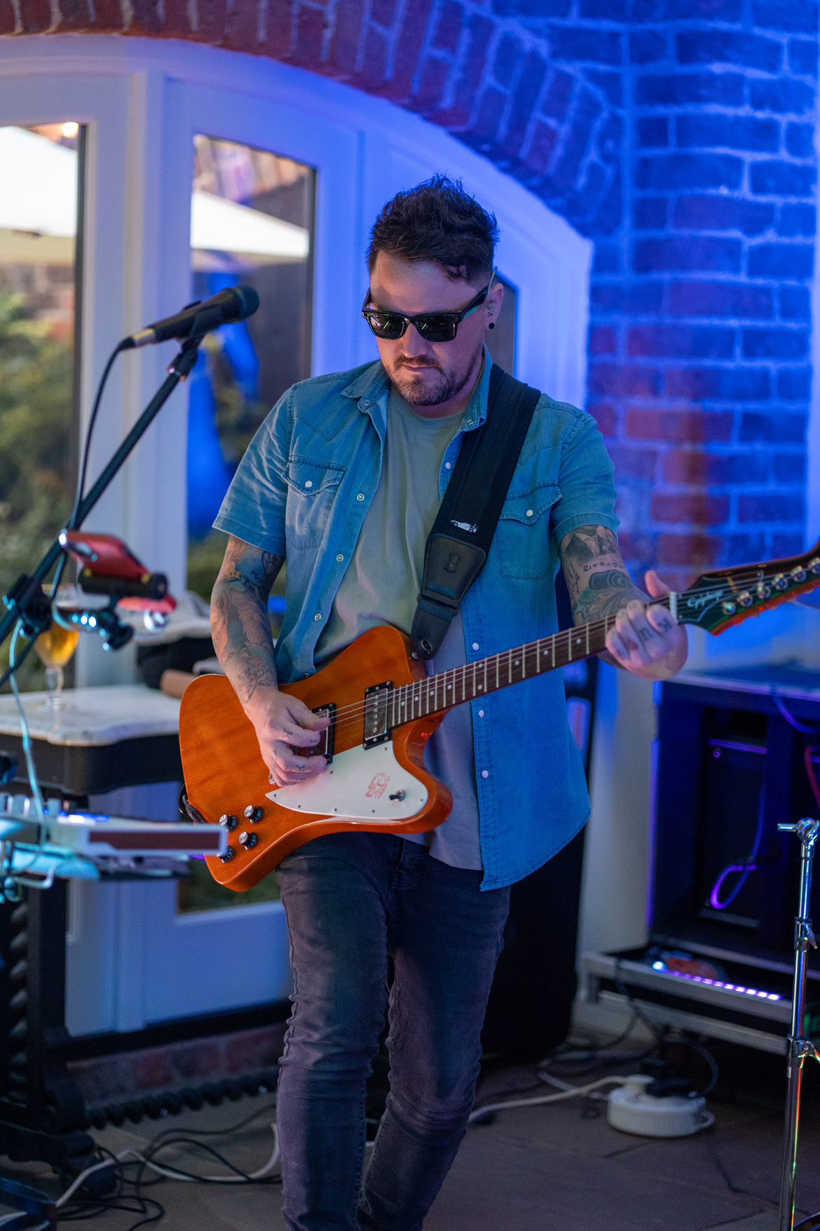 Dave Rutherford performing on electric guitar.