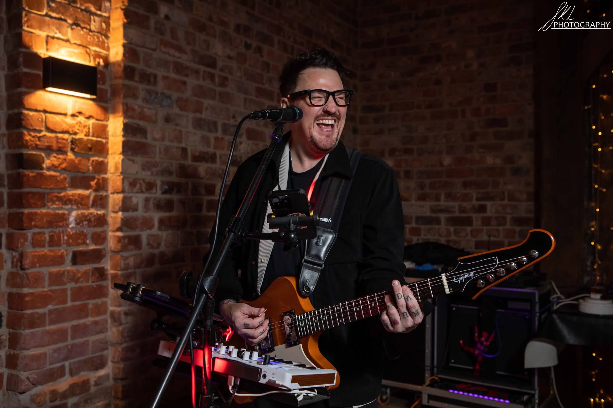 Dave Rutherford performing live.